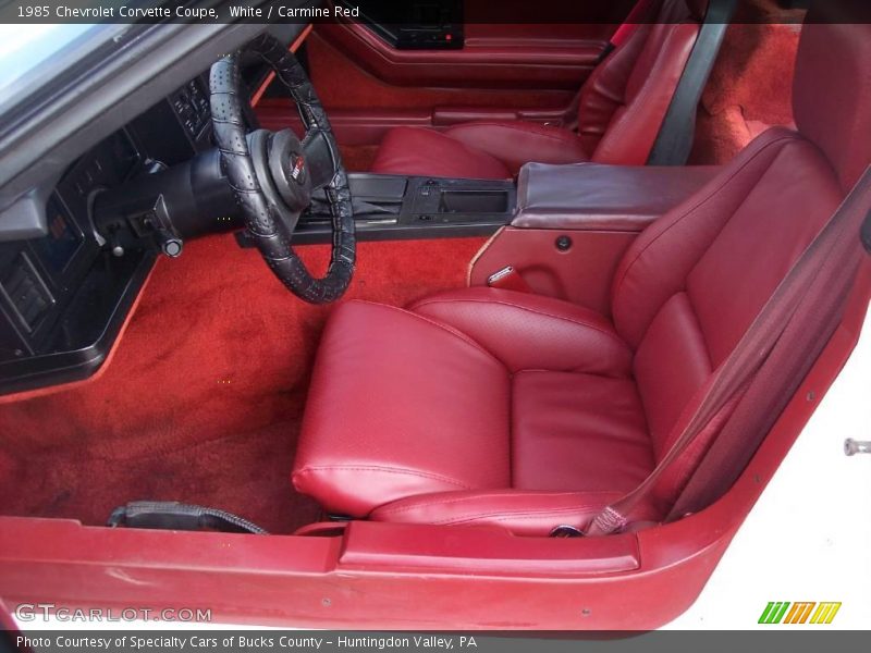 White / Carmine Red 1985 Chevrolet Corvette Coupe