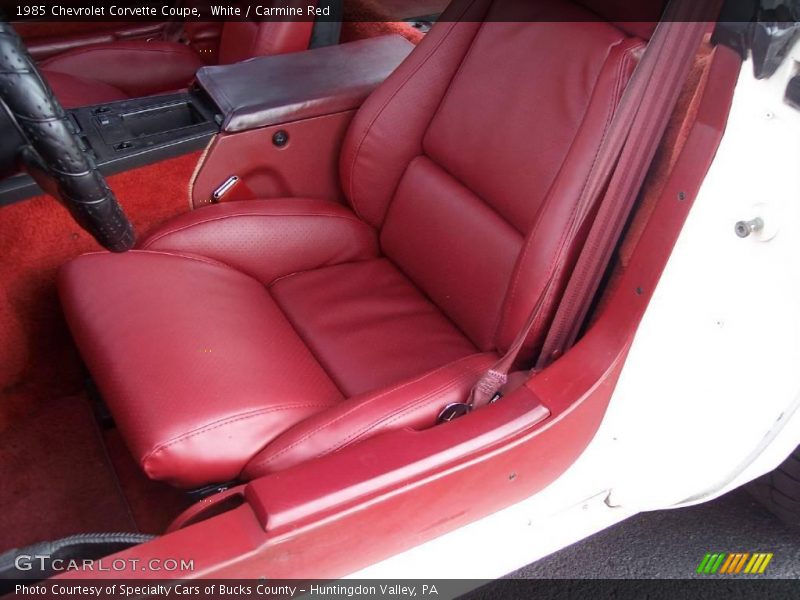 White / Carmine Red 1985 Chevrolet Corvette Coupe