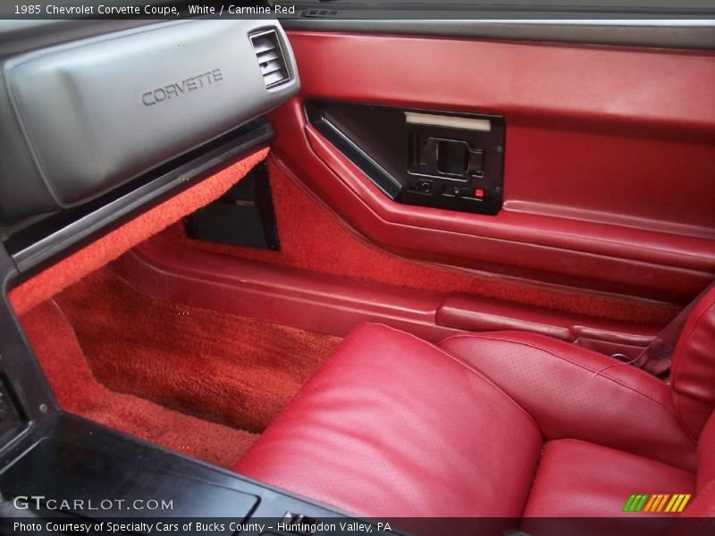 White / Carmine Red 1985 Chevrolet Corvette Coupe