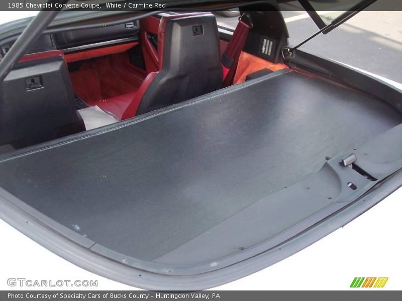 White / Carmine Red 1985 Chevrolet Corvette Coupe
