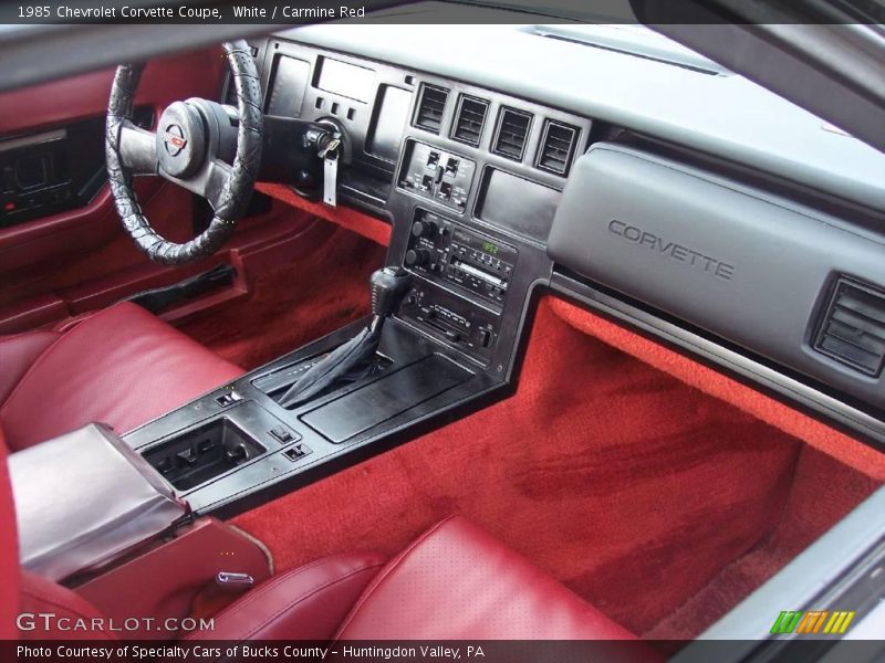 White / Carmine Red 1985 Chevrolet Corvette Coupe
