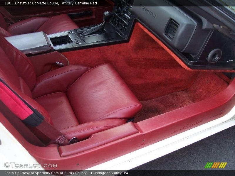 White / Carmine Red 1985 Chevrolet Corvette Coupe