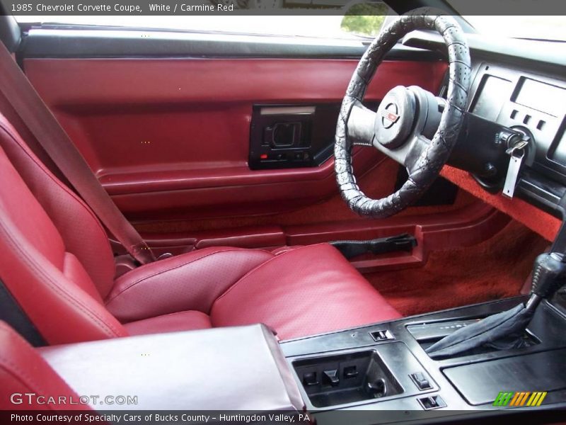 White / Carmine Red 1985 Chevrolet Corvette Coupe