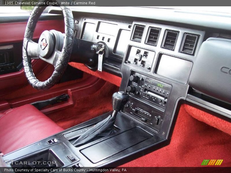 White / Carmine Red 1985 Chevrolet Corvette Coupe