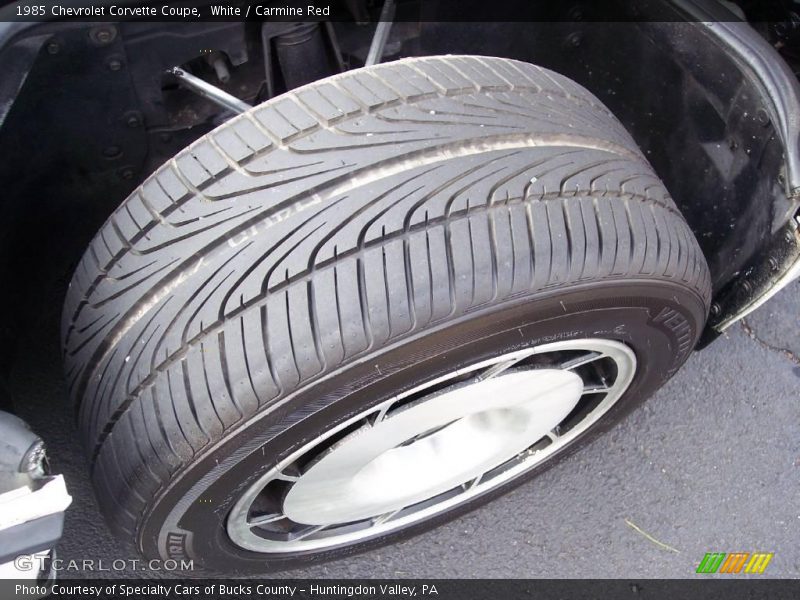 White / Carmine Red 1985 Chevrolet Corvette Coupe