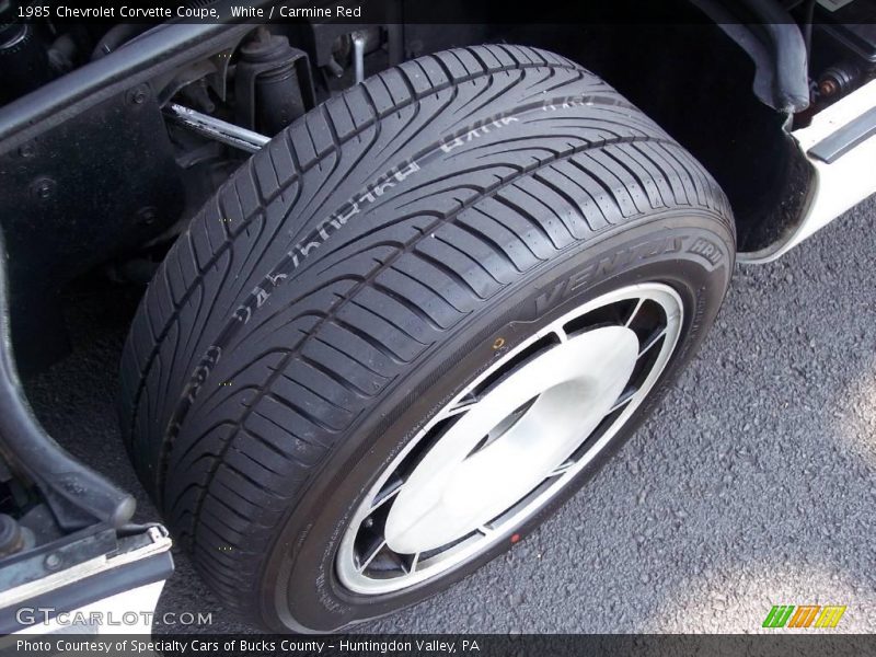 White / Carmine Red 1985 Chevrolet Corvette Coupe