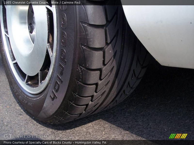 White / Carmine Red 1985 Chevrolet Corvette Coupe