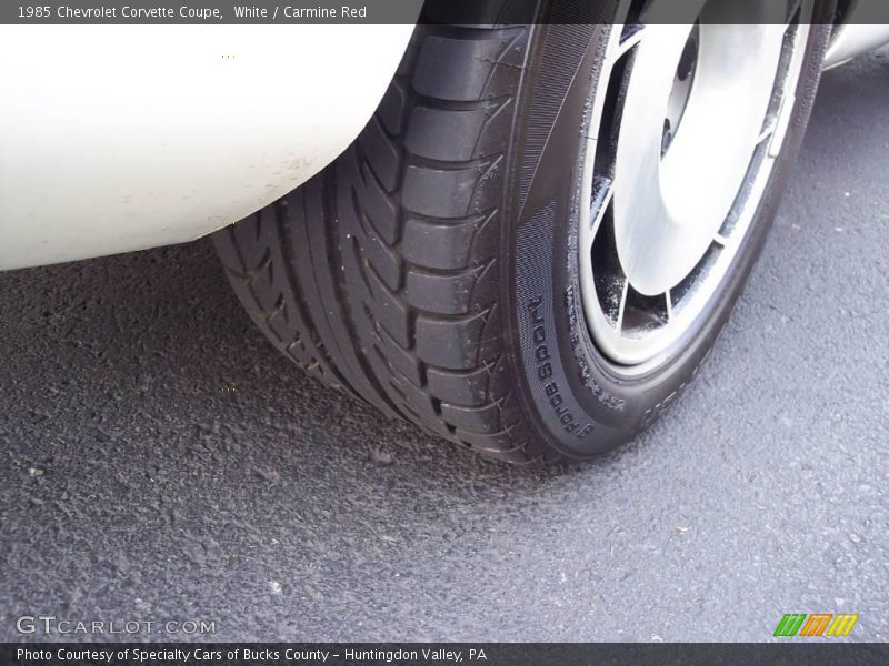 White / Carmine Red 1985 Chevrolet Corvette Coupe