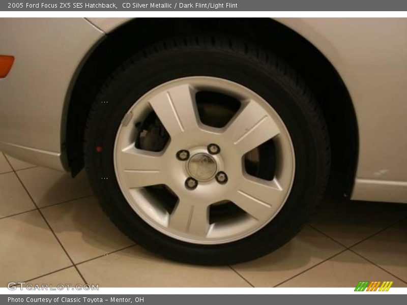 CD Silver Metallic / Dark Flint/Light Flint 2005 Ford Focus ZX5 SES Hatchback