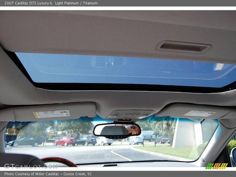 Light Platinum / Titanium 2007 Cadillac DTS Luxury II