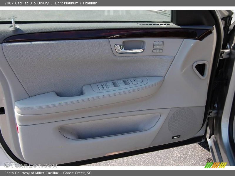 Light Platinum / Titanium 2007 Cadillac DTS Luxury II