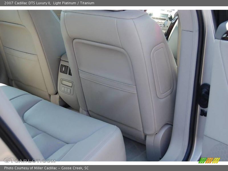 Light Platinum / Titanium 2007 Cadillac DTS Luxury II