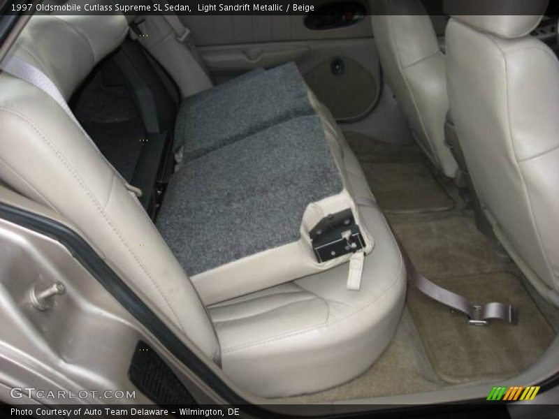 Light Sandrift Metallic / Beige 1997 Oldsmobile Cutlass Supreme SL Sedan