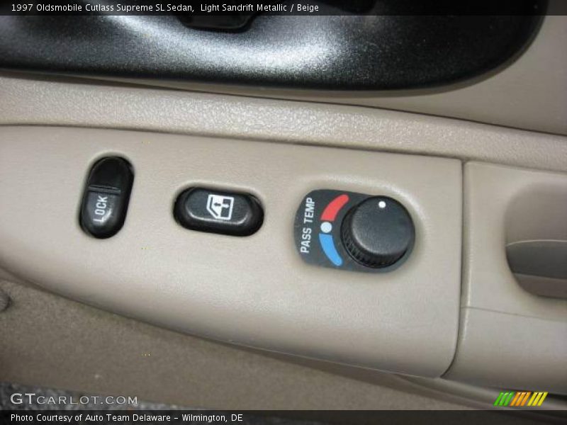 Light Sandrift Metallic / Beige 1997 Oldsmobile Cutlass Supreme SL Sedan