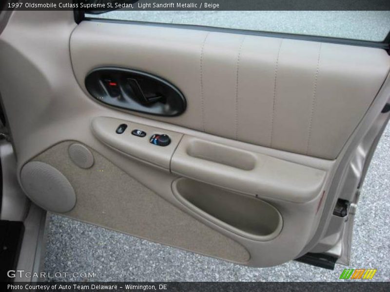 Light Sandrift Metallic / Beige 1997 Oldsmobile Cutlass Supreme SL Sedan