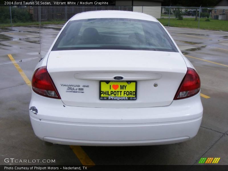 Vibrant White / Medium Graphite 2004 Ford Taurus SE Sedan
