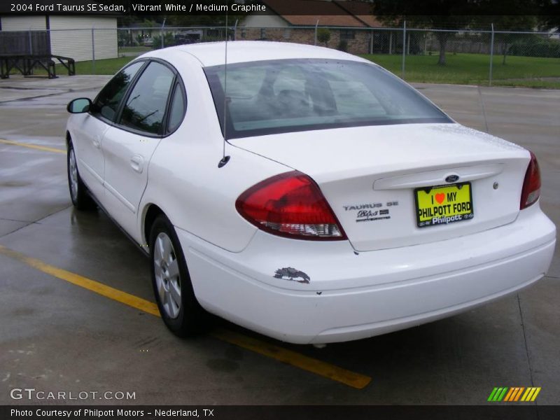 Vibrant White / Medium Graphite 2004 Ford Taurus SE Sedan