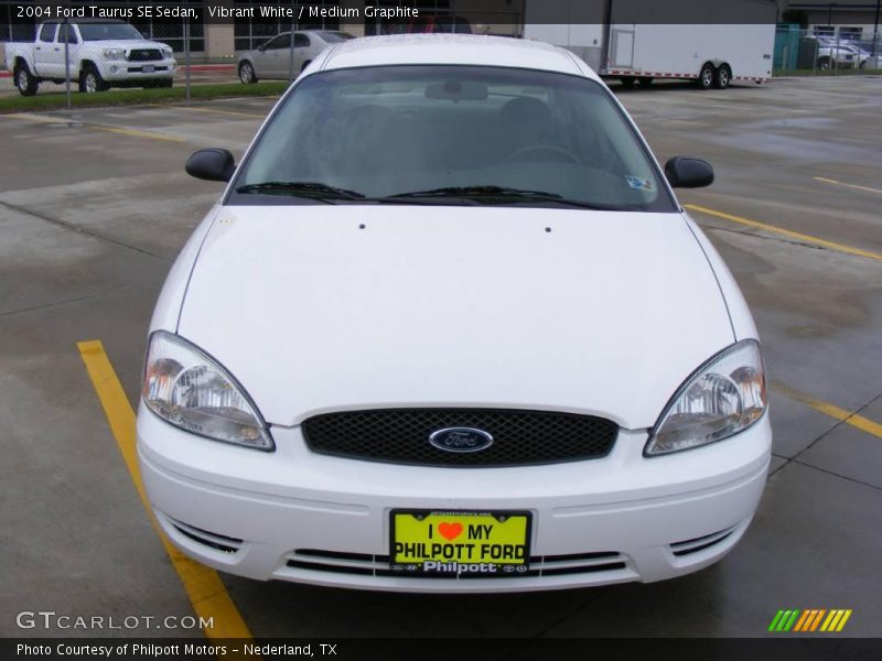 Vibrant White / Medium Graphite 2004 Ford Taurus SE Sedan