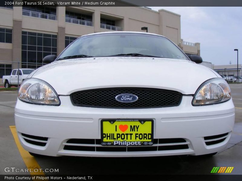 Vibrant White / Medium Graphite 2004 Ford Taurus SE Sedan