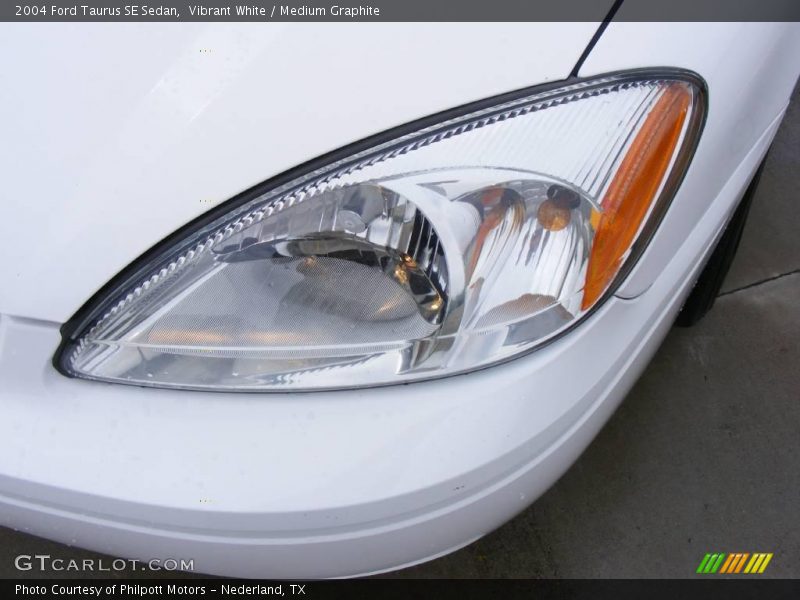 Vibrant White / Medium Graphite 2004 Ford Taurus SE Sedan