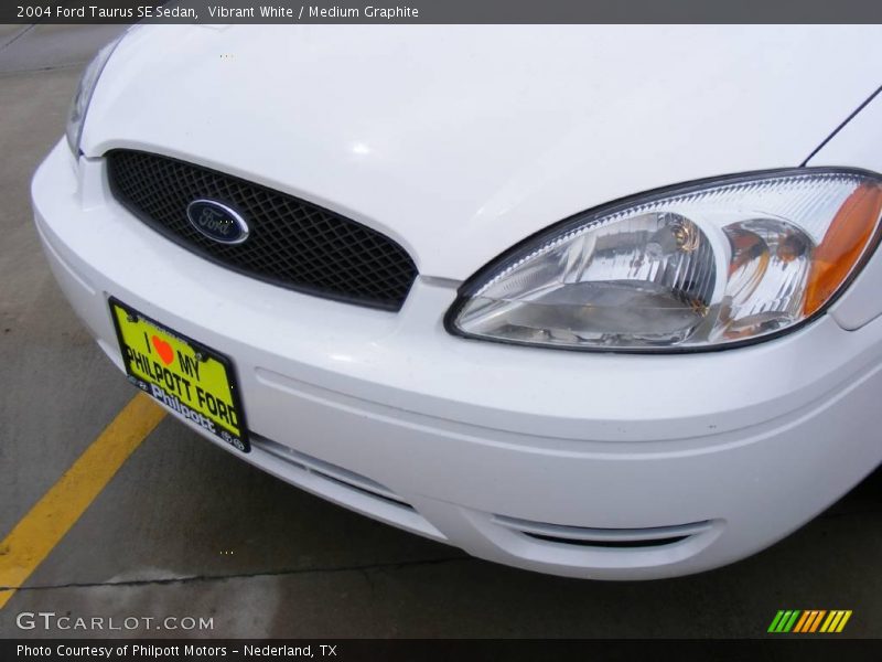 Vibrant White / Medium Graphite 2004 Ford Taurus SE Sedan