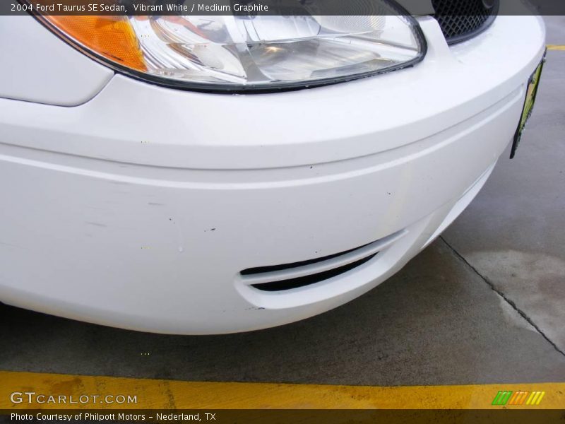 Vibrant White / Medium Graphite 2004 Ford Taurus SE Sedan