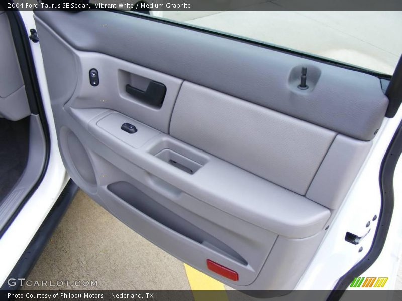 Vibrant White / Medium Graphite 2004 Ford Taurus SE Sedan