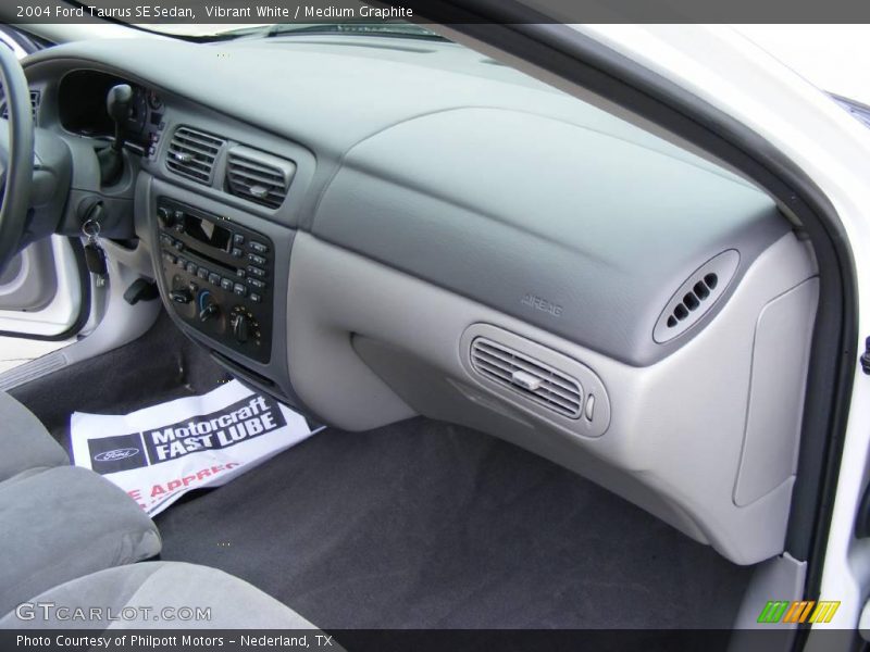 Vibrant White / Medium Graphite 2004 Ford Taurus SE Sedan