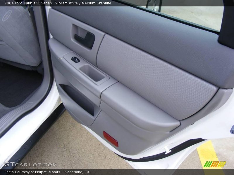 Vibrant White / Medium Graphite 2004 Ford Taurus SE Sedan