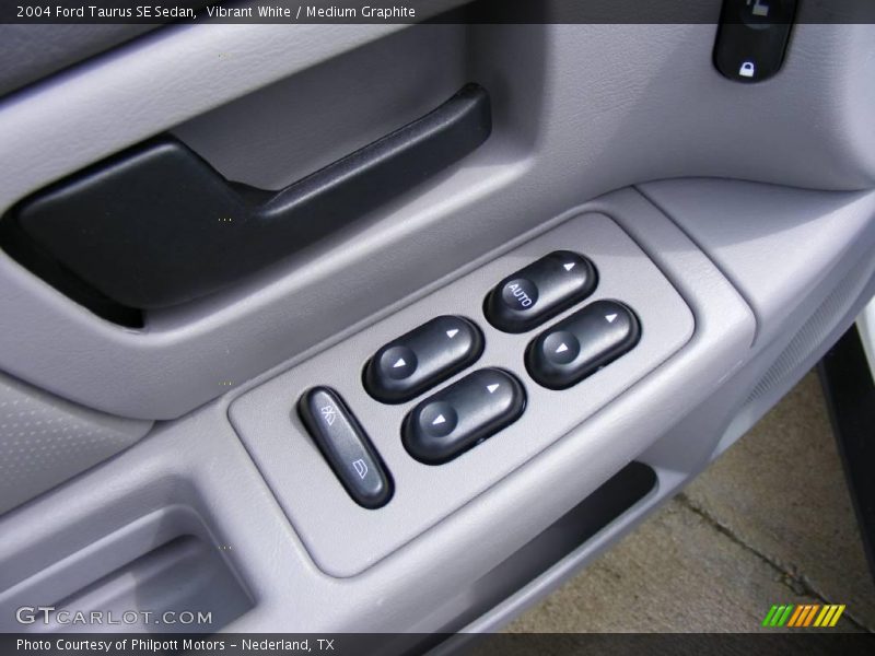 Vibrant White / Medium Graphite 2004 Ford Taurus SE Sedan