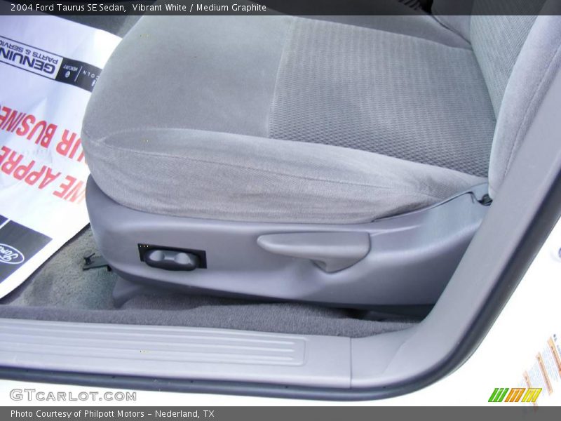 Vibrant White / Medium Graphite 2004 Ford Taurus SE Sedan