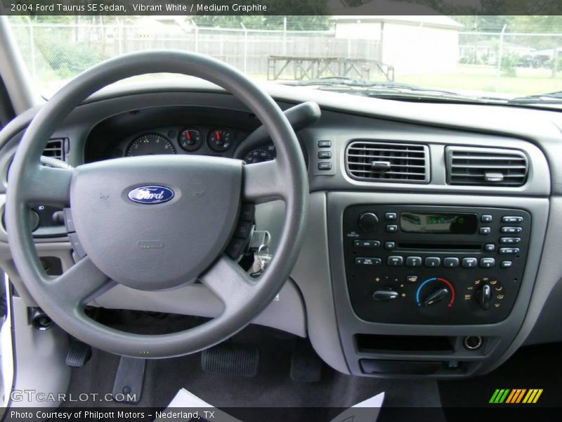 Vibrant White / Medium Graphite 2004 Ford Taurus SE Sedan