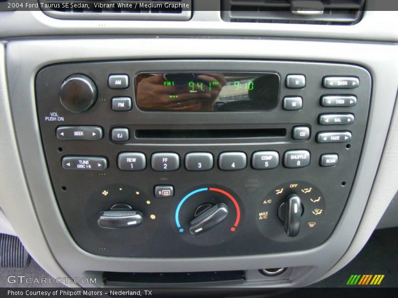 Vibrant White / Medium Graphite 2004 Ford Taurus SE Sedan