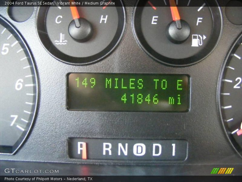 Vibrant White / Medium Graphite 2004 Ford Taurus SE Sedan