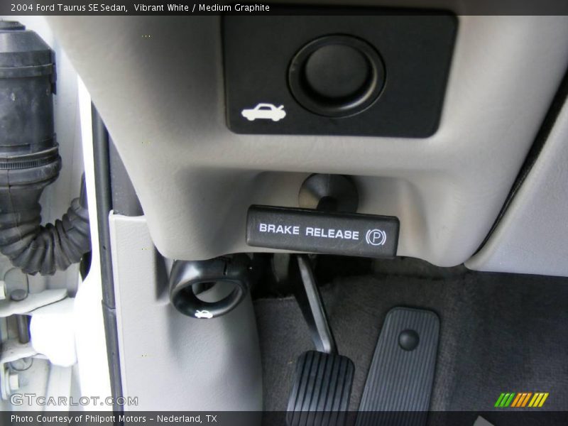Vibrant White / Medium Graphite 2004 Ford Taurus SE Sedan