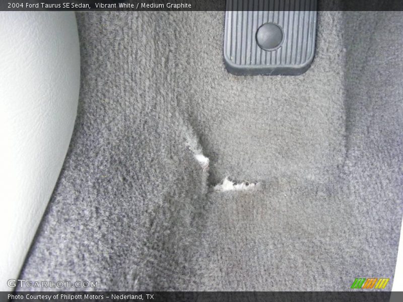 Vibrant White / Medium Graphite 2004 Ford Taurus SE Sedan