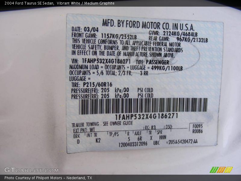 Vibrant White / Medium Graphite 2004 Ford Taurus SE Sedan