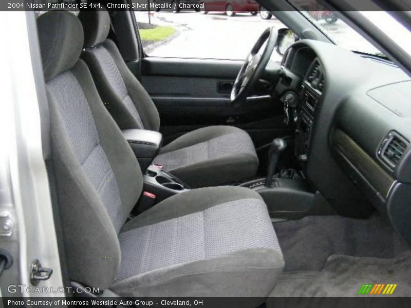Chrome Silver Metallic / Charcoal 2004 Nissan Pathfinder SE 4x4