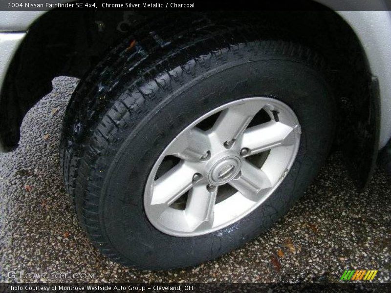 Chrome Silver Metallic / Charcoal 2004 Nissan Pathfinder SE 4x4