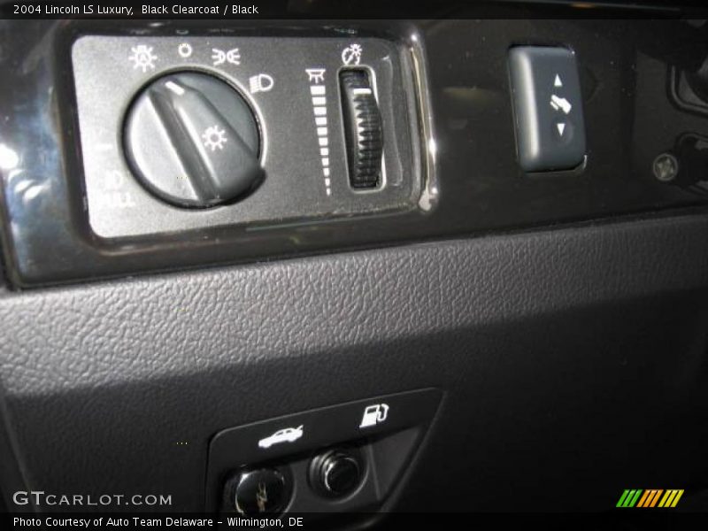 Black Clearcoat / Black 2004 Lincoln LS Luxury