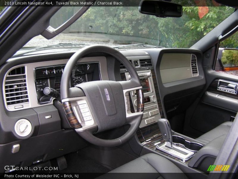 Tuxedo Black Metallic / Charcoal Black 2010 Lincoln Navigator 4x4