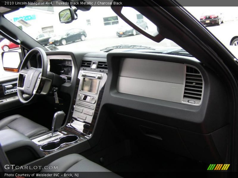 Tuxedo Black Metallic / Charcoal Black 2010 Lincoln Navigator 4x4