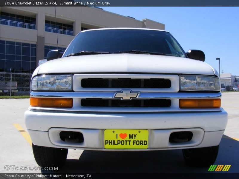 Summit White / Medium Gray 2004 Chevrolet Blazer LS 4x4