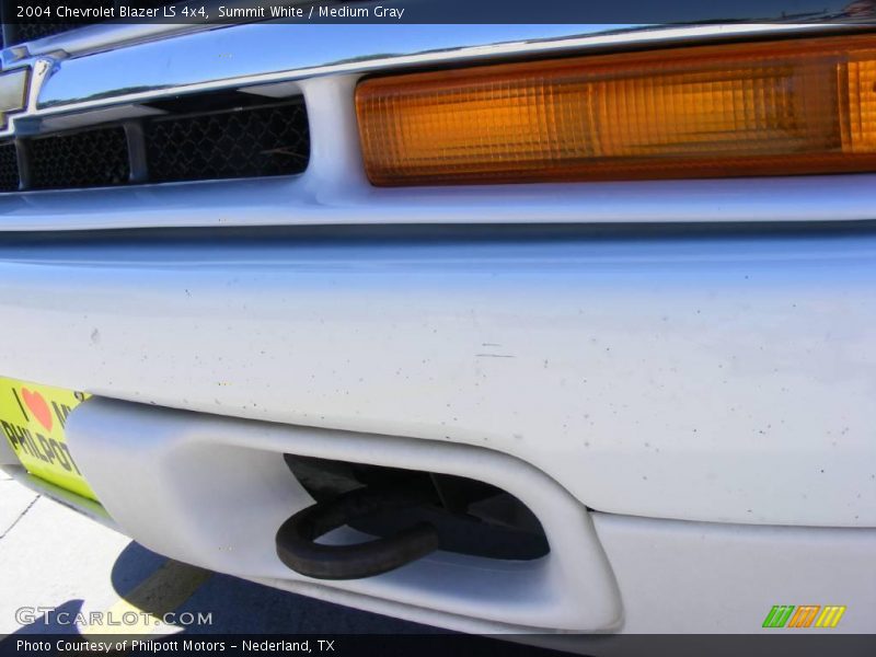 Summit White / Medium Gray 2004 Chevrolet Blazer LS 4x4