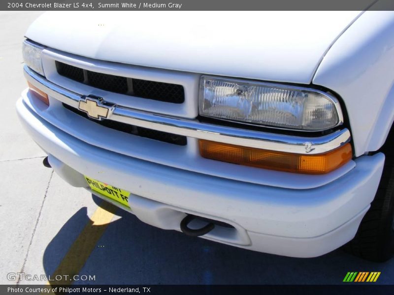 Summit White / Medium Gray 2004 Chevrolet Blazer LS 4x4