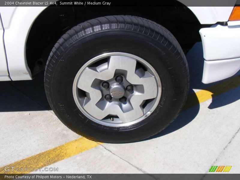 Summit White / Medium Gray 2004 Chevrolet Blazer LS 4x4