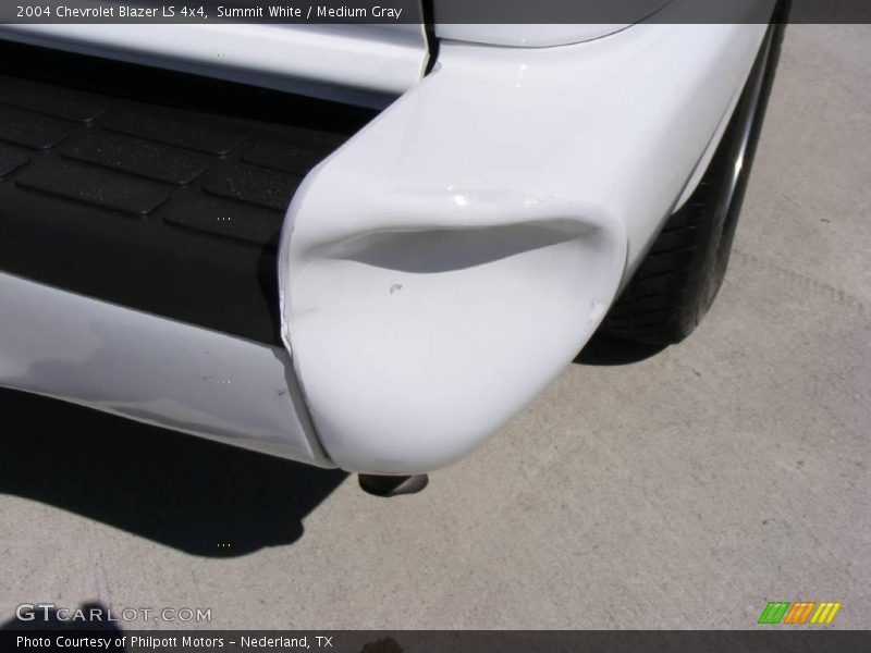 Summit White / Medium Gray 2004 Chevrolet Blazer LS 4x4
