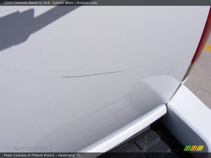 Summit White / Medium Gray 2004 Chevrolet Blazer LS 4x4