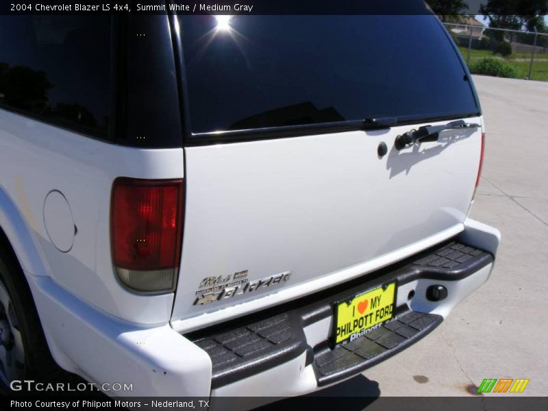 Summit White / Medium Gray 2004 Chevrolet Blazer LS 4x4