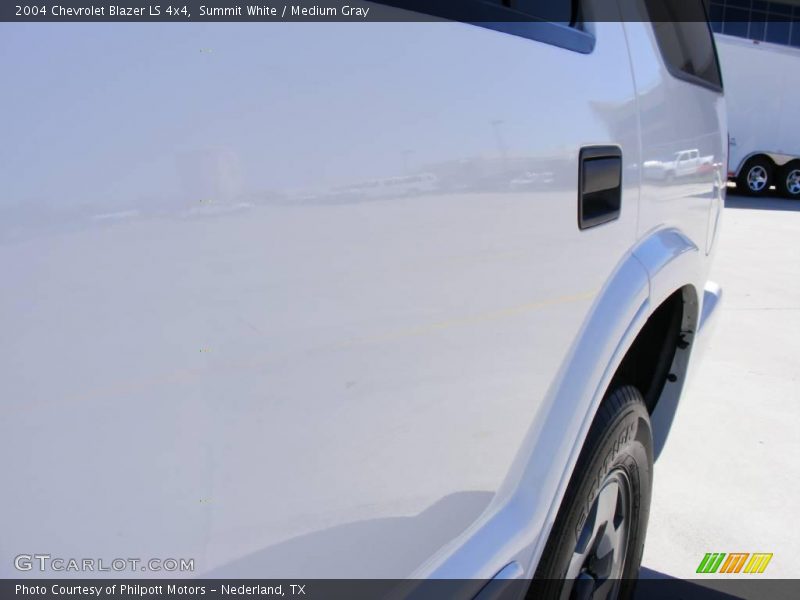 Summit White / Medium Gray 2004 Chevrolet Blazer LS 4x4